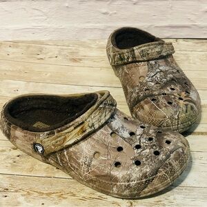 Fuzzy RealTree Camo Crocs men size 8, women size 10